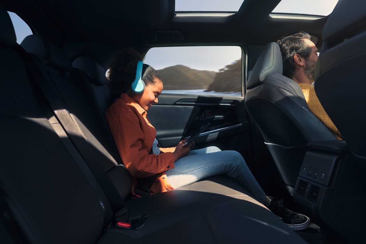 Enfant installé confortablement à l'arrière du Toyota bZ4X